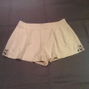 White shorts with lining